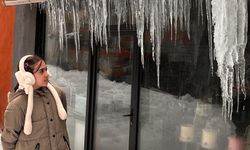 Yollardaki 20 santimlik buz tabakasını iş makinesinin hidrolik kırıcısıyla kırdılar