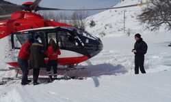 Yolu kardan kapanan köydeki hasta, ambulans helikopterle hastaneye kaldırıldı