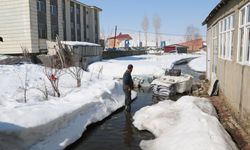 Yüksekova'da sağanak sonrası rögarlar taştı; bazı evleri su bastı
