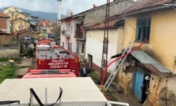 2 evi ateşe verdi, gelen jandarma ekiplerine saatlerce direndi