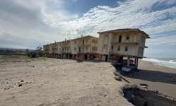 6 yıl önce tahliye edilen villalardan biri yan yattı