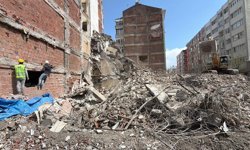 8 katlı binanın yıkımı sırasında iş yerinden sonra bir evin de duvarı yıkıldı