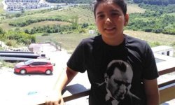 8 yıl önce tüfekle öldürülen Kerem'in ailesinin avukatı duruşma salonunda bastonla olayı canlandırdı