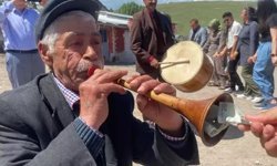 'Acımı hafifletiyor' deyip acil serviste zurna çaldı