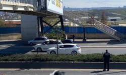 Afiş asarken üst geçitten düşüp, otomobilin altında kalarak öldü