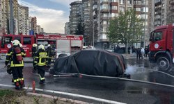 Alev alan elektrikli otomobile yangın battaniyesiyle müdahale kamerada