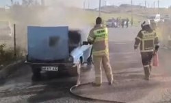 Alev alan otomobiline müdahale ederken yaralandı