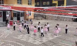 Anaokulu bahçesinde gösteri yapan öğretmen ve öğrencilerin üzerine tabela düştü; olay kamerada