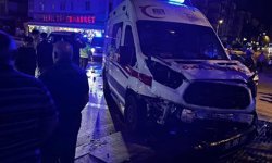 Ankara'da ambulans ile hafif ticari araç kafa kafaya çarpıştı; 4 yaralı