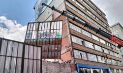 Ankara'da, yıkımı yapılan binanın çevresine çekilen bariyer caddeye devrildi; 3 yaralı