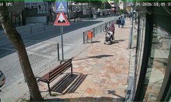 Anne ve bebeğine motosikletin çarptığı kaza kamerada