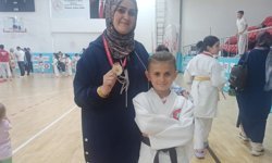Annelerinin antrenmana götürmek için ehliyet aldığı judocu kardeşler, şampiyon oldu