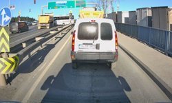 Arnavutköy'de kırmızı ışıkta geçen hafriyat kamyonu servis midibüsüne çarptı; kaza kamerada