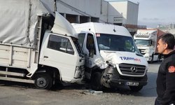 Arnavutköy'de okul servisi ile kamyonet çarpıştı: Emniyet kemeri takılı olmayan öğrenci koridora düştü