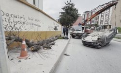 Arnavutköy'de sürücüsünün hakimiyetini kaybettiği otomobil takla attı; kaza kamerada