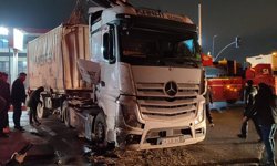 Arnavutköy'de TIR devrildi, yol trafiğe kapandı