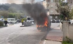 Ataşehir'de hafif ticari araç alev alev yandı