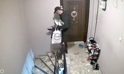 Avcılar'da apartmandan 6 çift ayakkabı çalan şüpheli kamerada