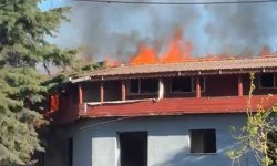 Avcılar'da boşaltılan 3 katlı anaokulunun çatısı alev alev yandı