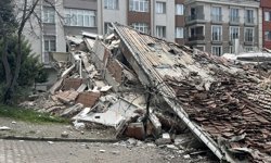 Avcılar'da kontrollü yıkım sırasında bina çöktü; operatör kıl payı kurtuldu