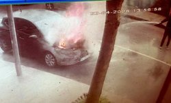 Avcılar'da otomobilin motoru alev aldı; su tankeri ile söndürüldü