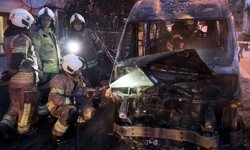 Avcılar'da park halindeki servis minibüsü alev alev yandı