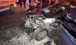 Avcılar'da seyir halindeki iki otomobil kafa kafaya çarpıştı: 4 yaralı