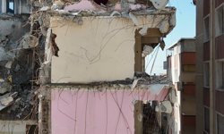 Avcılar'da yıkımı yapılan binada mahsur kalan yavru kediyi itfaiye kurtardı