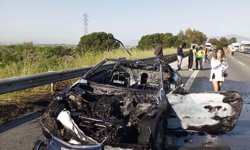 Aydın'da seyir halindeyken alev alan otomobil yandı