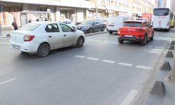 Bağcılar'da yolun karşısına geçmeye çalışan öğrenciye İETT otobüsü çarptı; kaza kamerada