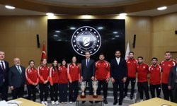 Bakan Bayraktar, Milli güreşçileri ağırladı