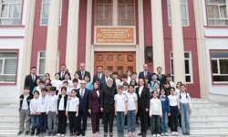 Bakan Göktaş, Bakü Türk Anadolu Lisesi'ni ziyaret etti