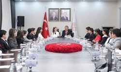 Bakan Tekin, koltuğunu 11 yaşındaki Defne'ye devretti