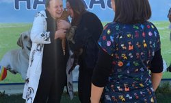 Bakımevinde tedavileri tamamlanan engelli kedileri, anne ve kızı sahiplendi