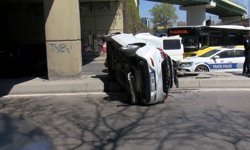 Bakırköy'de takla atıp alt geçide çarpan otomobilin sürücüsü yaralandı