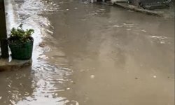 Balıkesir'de sağanak; cadde ve sokaklar göle döndü