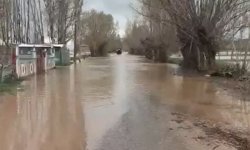 Baraj kapakları açılınca Kızılırmak taştı, köyü su bastı