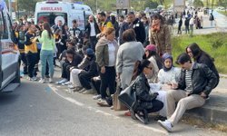 Bartın'da halk otobüsü otomobilin üzerine devrildi; yaralılar var