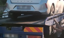 Başakşehir'de polisin 'dur' ihtarına uymadı; otomobilin lastikleri indirilerek yakalandı