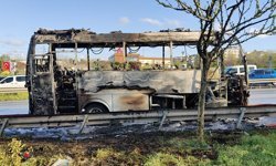 Bayrampaşa'da servis midibüsü alev alev yandı