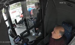 Belediye otobüsünde fenalaşan yolcuyu şoför hastaneye yetiştirdi; o anlar kamerada