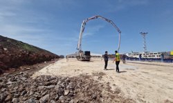 Beton pompasının bomu yüksek gerilim hattına temas etti; 1'i ağır, 2 yaralı