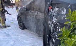 Beykoz'da park halindeki elektrikli otomobil alev alev yandı