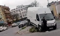 Beylikdüzü'nde şoförün el frenini çekmeyi unuttuğu TIR minibüse çarptı