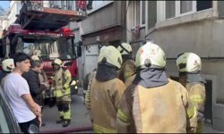 Beyoğlu'nda 5 katlı binada çıkan yangın söndürüldü
