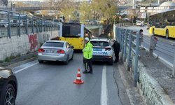 Beyoğlu'nda kaldırıma çarpan araç yan yattı