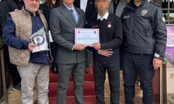 Bulduğu parayı sahibine teslim eden hükümlü garsona, takdir belgesi verildi