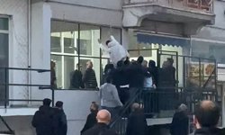 Bursa'da iki grup arasındaki tekme ve sopalı kavga kamerada