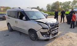 Bursa'da iki hafif ticari araç çarpıştı: 3 yaralı