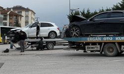 Bursa'da iki otomobilin karıştığı kazada sürücüler yaralandı